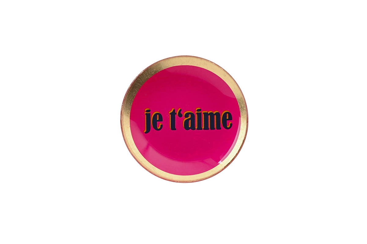 Rundes Glasteller in Pink mit Schriftzug "je t'aime" in Schwarz und goldenem Rand