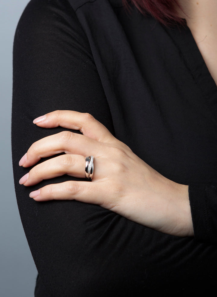 Criss Cross Ring Weißgold 18kt Ref. 1B999 am Model getragen