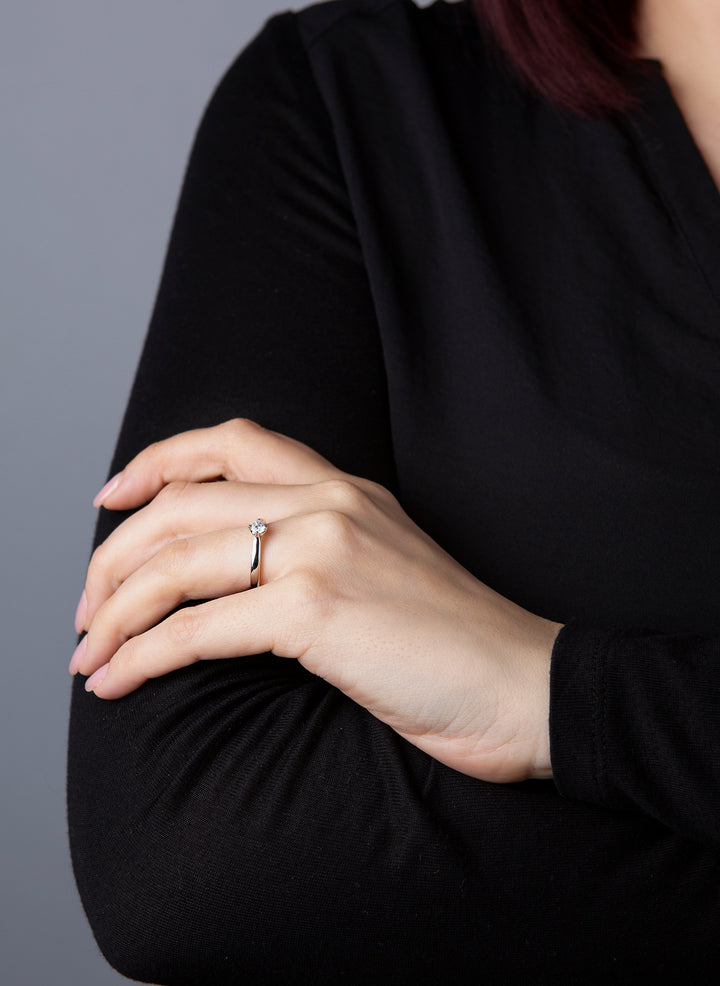Solitaire Ring Weißgold 14kt Ref. 1E236 am Model getragen