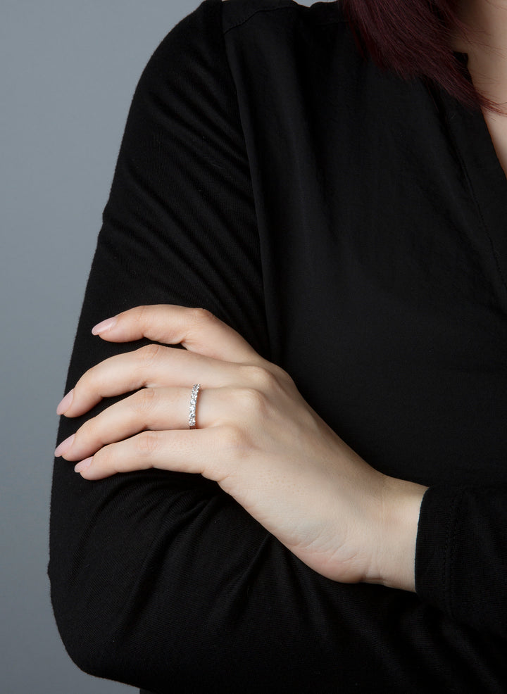Memoire halb Ring Weißgold 14kt Ref. 1T321 am Model getragen