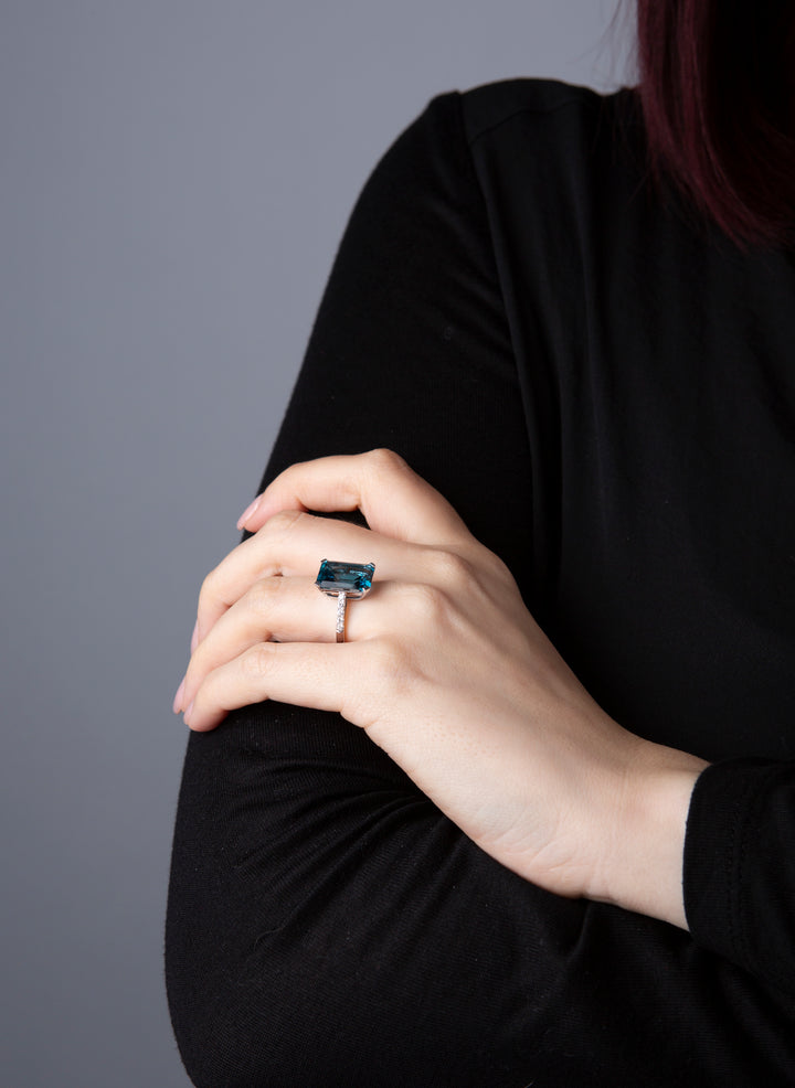 Farbstein Fashion Ring Weißgold 18kt Ref. 1U424 am Model getragen
