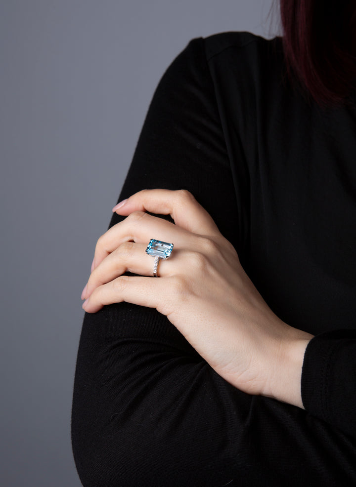 Farbstein Fashion Ring Weißgold 18kt Ref. 1U428 am Model getragen
