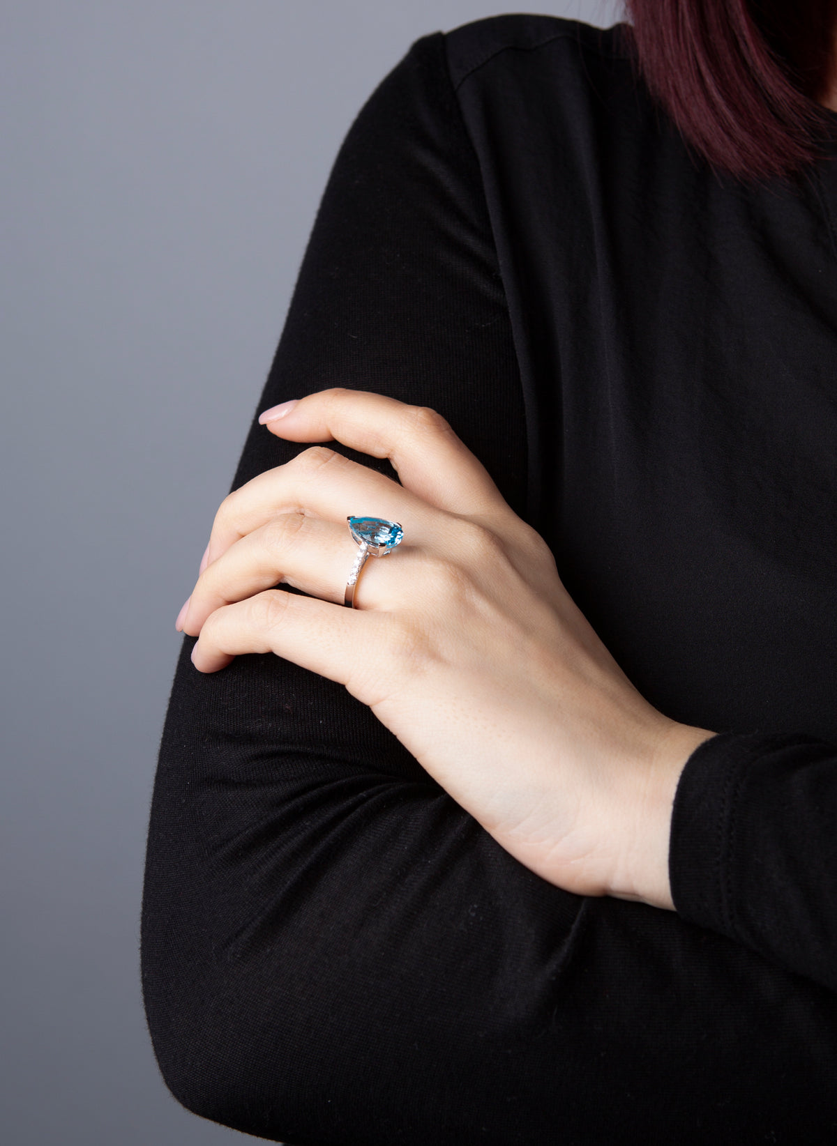 Farbstein Fashion Ring Weißgold 18kt Ref. 1U436 am Model getragen