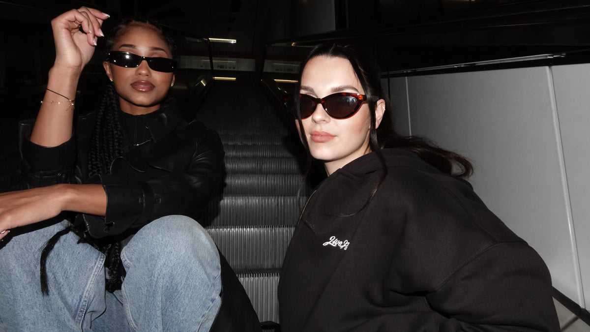Zwei Models auf der Rolltreppe